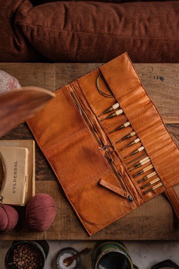 muud Stockholm rankų darbo odinis dėklas virbalams | Handmade knitting bag in genuine leather | Сумка ручной работы из натуральной кожи