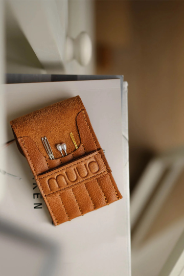 odinis dėklas adatoms | leather needle case | кожаный игольница | ādas adatu futrālis | Small, foldable needle case made from beautiful leather | muud
