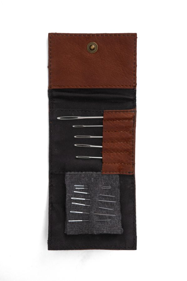 odinis dėklas adatoms | leather needle case | кожаный игольница | ādas adatu futrālis | Small, foldable needle case made from beautiful leather | muud
