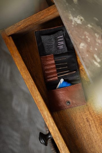odinis dėklas adatoms | leather needle case | кожаный игольница | ādas adatu futrālis | Small, foldable needle case made from beautiful leather | muud