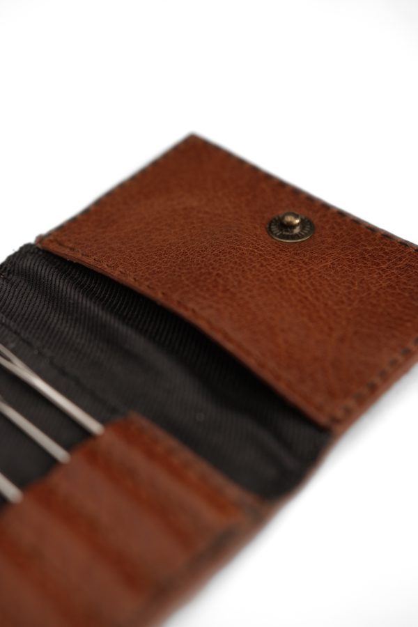 odinis dėklas adatoms | leather needle case | кожаный игольница | ādas adatu futrālis | Small, foldable needle case made from beautiful leather | muud