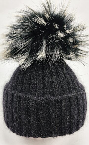 Juodos spalvos žieminė unisex kepurė